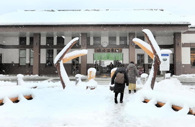 兵庫県北部では断続的に雪が降り続いた＝１９日午前、ＪＲ城崎温泉駅（撮影・岡本好太郎）