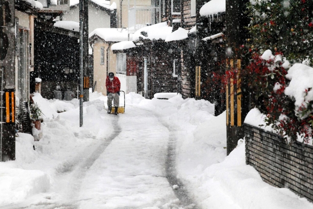 兵庫県香美町の沿岸部では路地にも雪が積もった＝１９日午後、同町香住区一日市（撮影・長谷部崇）