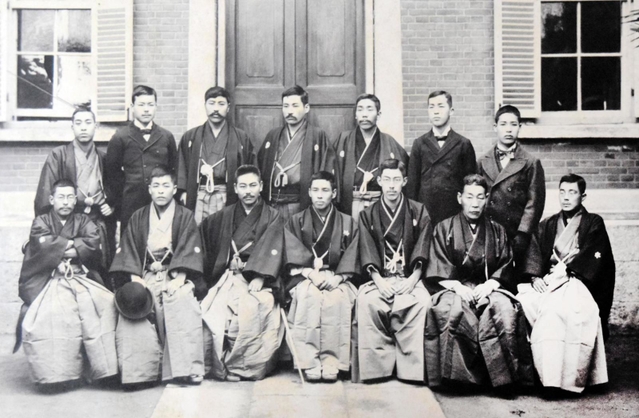 加島銀行の行員の集合写真。１９００（明治３３）年の１月１日に撮影された＝神戸市灘区六甲台町