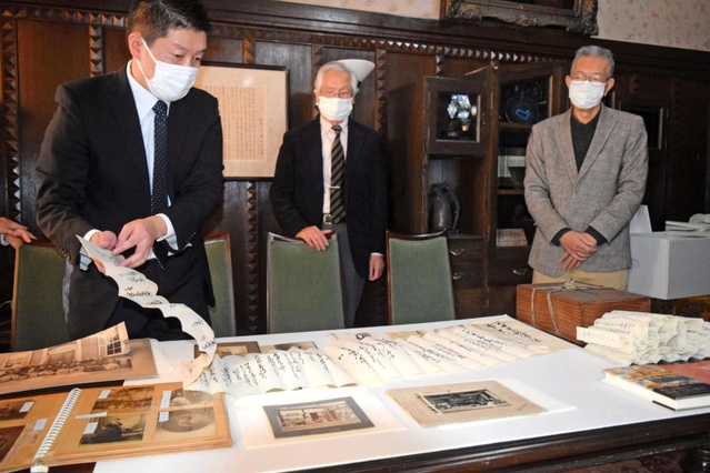 広岡家文書の一部を解説する神戸大経済経営研究所の高槻泰郎准教授（左）＝神戸市灘区六甲台町、神戸大兼松記念館
