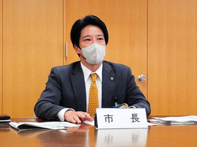 定例会見で明石市の泉市政について言及した岡田康裕市長＝加古川市役所