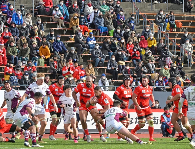 今季初のホーム戦で躍動する神戸の選手ら＝２４日午後、神戸市須磨区、ユニバー記念競技場