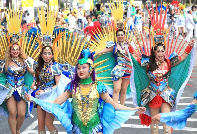 ２０１９年の神戸まつりで色鮮やかな衣装に身を包み、踊りを披露する参加者ら＝神戸市中央区