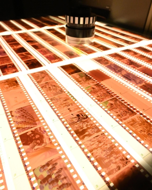 被写体の明暗や色が反転するネガフィルム。販売は激減したが、若い世代などから新たに注目される＝神戸市中央区東川崎町１