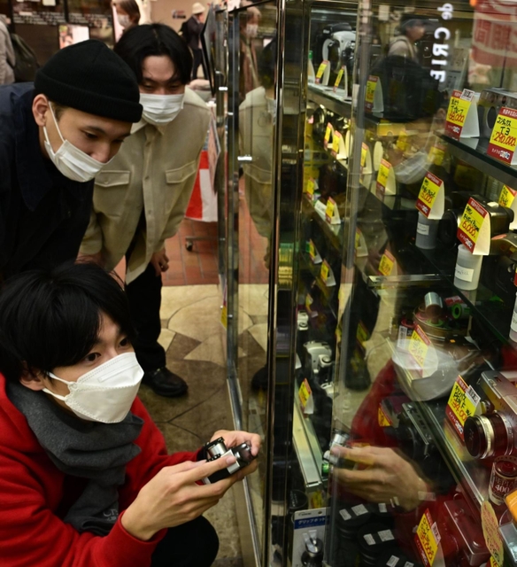 時代を感じさせるフィルムカメラに興味津々＝神戸市中央区元町通２、カメラのカツミ堂