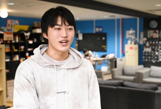 自身の経験とこれからについて語った大学生の原田伊織さん＝尼崎市若王寺２、尼崎市立ユース交流センター