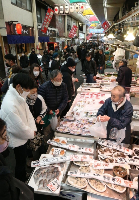 正月準備の買い物客でにぎわう東山商店街＝３０日午後、神戸市兵庫区東山町