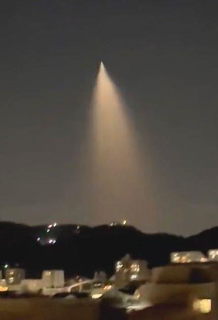 各地で目撃情報が相次いだ「謎の光」＝３０日夜、神戸市内（提供）