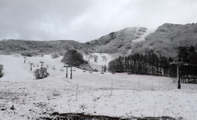 初雪となったハチ高原。鉢伏山やゲレンデに雪が積もった＝１日午前、養父市内