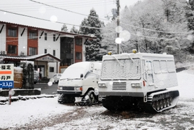 初雪となったハチ高原。雪上車も準備が進んでいる＝１日午前、養父市内