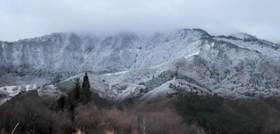 山頂付近から真っ白に雪化粧した氷ノ山＝１日午前、養父市内