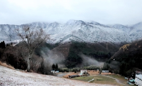今季初冠雪が観測された氷ノ山＝１日午前、養父市内
