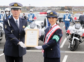 一日交通安全大使を委嘱された田中希実選手（手前右）＝小野市役所前