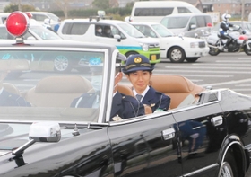 「一日交通安全大使」を委嘱され、オープンカーに乗って小野市役所を出発する田中希実選手＝同市役所