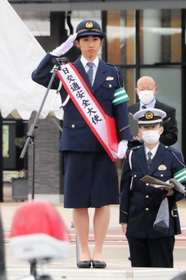 「一日交通安全大使」を務め、警察官らに敬礼する田中希実選手＝小野市役所前