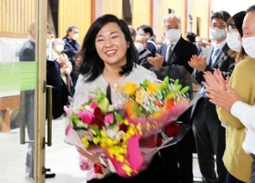 支援者から花束を受け取る稲村和美・尼崎市長＝尼崎市役所