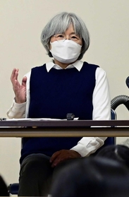 児童たちに語りかける亜希子さんの母、鈴子さん