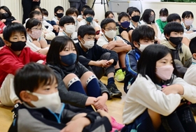 阪神・淡路大震災で犠牲になった浅井亜希子さんについて話を聞く西灘小学校の５年生＝神戸市灘区船寺通３（撮影・中西幸大）