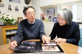 アルバムを開き、長女の玲さんをしのぶ松本邦夫さん（左）、和代さん＝芦屋市内