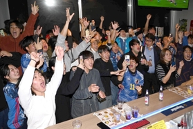 日本勝利の瞬間、盛り上がるスポーツバー＝２日午前５時５３分、神戸市中央区下山手通１（撮影・坂井萌香）