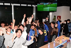 後半３分、堂安のゴールで同点に追いつき、盛り上がるスポーツバー＝２日午前５時５分、神戸市中央区下山手通１（撮影・坂井萌香）