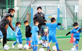 堂安と開校したサッカースクールで指導する兄の憂さん（中央）＝２日午後、尼崎市潮江１