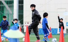堂安と開校したサッカースクールで指導する兄の憂さん（中央）＝２日午後、尼崎市潮江１