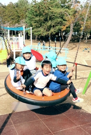 複数人で乗れる円盤型のブランコ。小さな子どもも寝そべって乗ることが可能だ＝稲美町国安、稲美中央公園