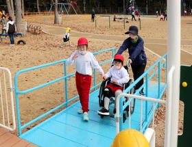 緩やかなスロープ付きの大型遊具。車いすを使う子どもも登って遊ぶことができる＝稲美町国安、稲美中央公園
