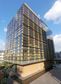 ガラスで囲まれた格子状の木材が特徴的なタクマの本社新館＝尼崎市金楽寺町２（撮影・秋山亮太）