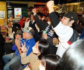 ベスト８進出を願い、エールを送るサポーターたち＝神戸市中央区中山手通１、スポーツバー「ＤＦｅｎｃｅ」