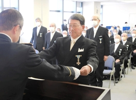 叙勲の証書を受け取る兵庫県警ＯＢ＝県警本部