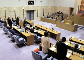 転落事故訴訟の控訴に関する議案を否決した三木市議会＝７日午後、三木市議会議場