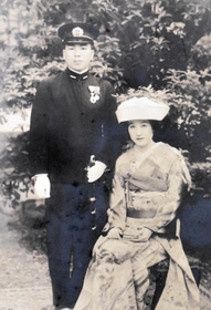 松崎三男さん（左）と幸子さんが挙げた披露宴の写真。会場は、幸子さんの実家があった名古屋の熱田神宮だった（松崎洋祐さん提供）