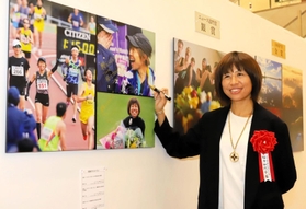 自身が写った作品にサインをするゲストの福士加代子さん＝７日午前、京都市南区