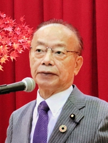 国政報告会で近況を語る谷公一氏＝２０２２年１１月２７日、兵庫県香美町村岡区