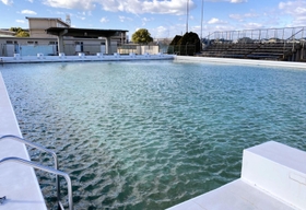 水泳の授業で使われているプール。多くの小中学校で改修が必要な時期を迎えている＝加古川市加古川町備後、加古川中学校（加古川市教育委員会提供）
