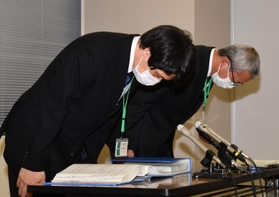 報告書の提出を受け、記者会見で頭を下げる神戸市教委の河野剛至児童生徒担当部長（右）ら＝９日午後、神戸市役所（撮影・三津山朋彦）