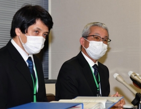 会見する神戸市教委の河野剛至児童生徒担当部長（右）ら＝９日午後、神戸市役所（撮影・三津山朋彦）