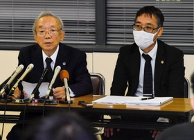 調査委の報告書提出を受け、女子生徒の遺族の代理人として会見する野口善國弁護士（左）と野口啓暁弁護士＝９日午後、神戸市役所（撮影・三津山朋彦）