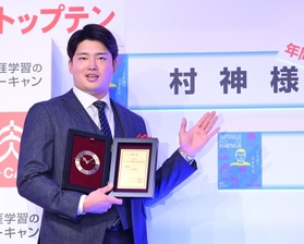 「２０２２ユーキャン新語・流行語大賞」の年間大賞に「村神様」が選ばれたプロ野球ヤクルトの村上宗隆＝１日、東京都千代田区