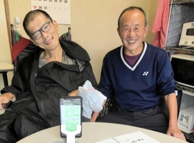 二人三脚で歌集を作った佐藤栄男さん（左）と増住恵さん＝神戸市兵庫区