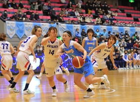 本拠地初戦で奮闘する姫路イーグレッツの選手ら＝１０日午後、姫路市西延末、ヴィクトリーナ・ウインク体育館（撮影・鈴木雅之）