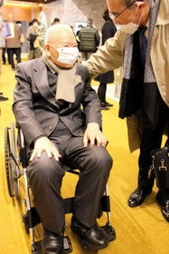 シンポジウム後に参加者らと話す有本恵子さんの父明弘さん＝10日午後、東京都千代田区内幸町２
