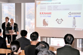 交流イベントから生まれたオープンイノベーションの事例を紹介する川崎重工業の社員＝神戸市中央区加納町４