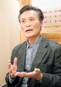 「今後も書きたいテーマはいくつもある」と話す方政雄さん。強い目力で構想を少しだけ教えてくれた＝尼崎市内