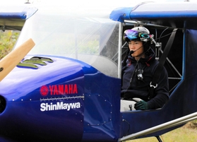 ヤマハ発動機と共同開発した機体に乗り込んだ新明和工業の宮内空野さん＝静岡県静岡市清水区、富士川滑空場