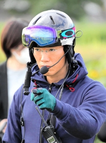 今は無人航空機などの開発に取り組む新明和工業の宮内空野さん＝静岡県静岡市清水区、富士川滑空場