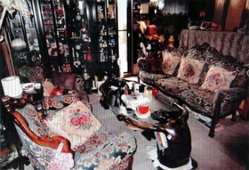 角田美代子元被告らが住んでいたマンションの部屋。ガラスのショーケースの中には洋酒の瓶が並ぶ＝尼崎市
