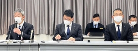 新幹線の安全性向上の取り組みについて説明するＪＲ西日本の込山哲也部長（左）ら＝１２日午後、大阪市内